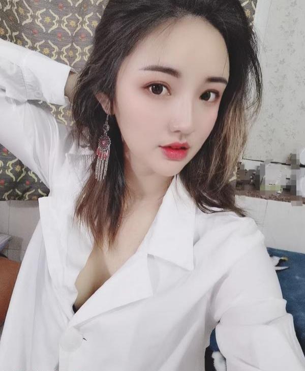 清纯漂亮的美女